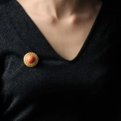 Broche ancienne en or jaune mat et sa perle de corail
