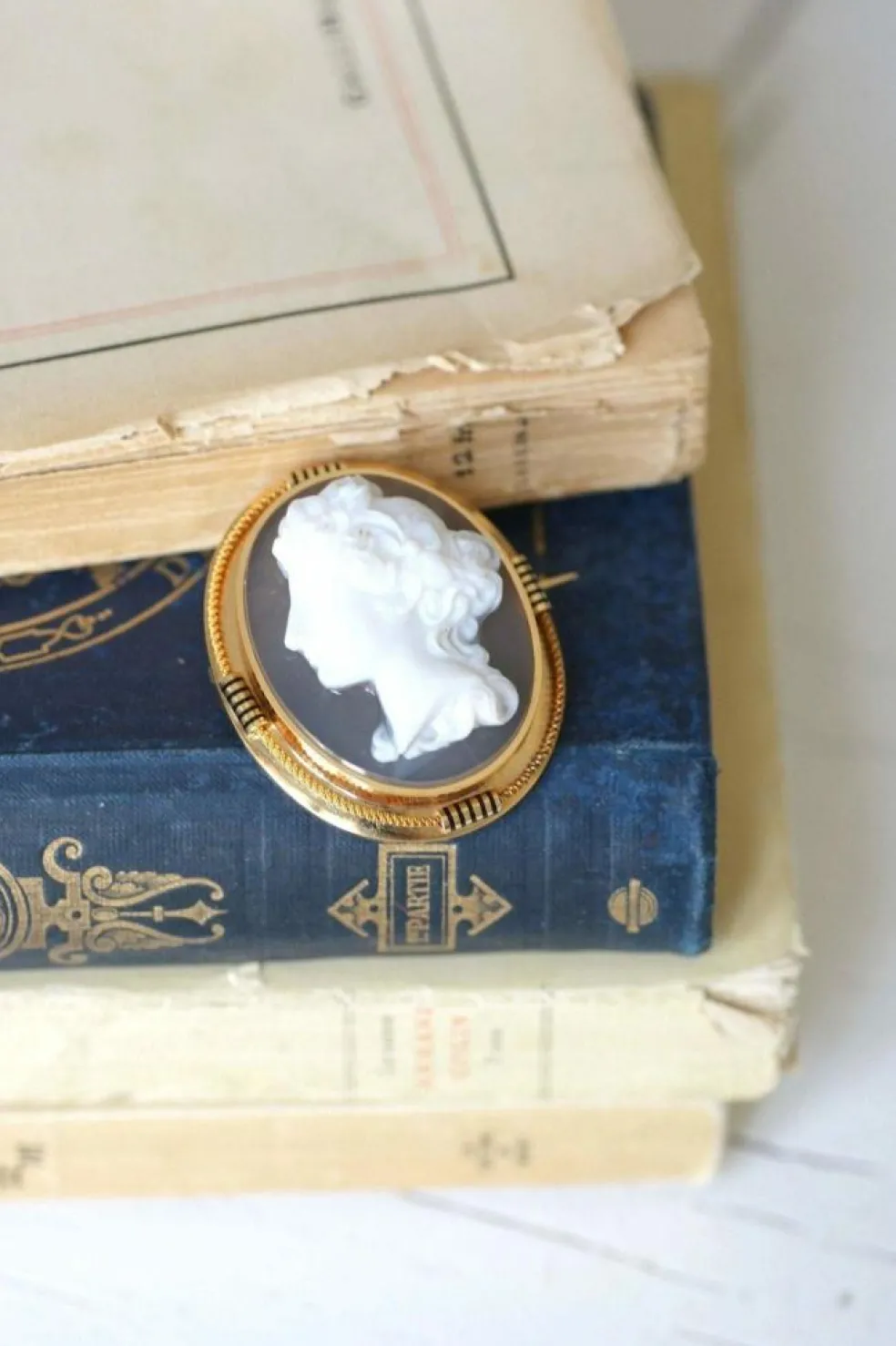 Broche ancienne en or jaune et camée agate