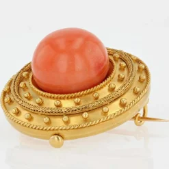 Broche ancienne en or jaune mat et sa perle de corail