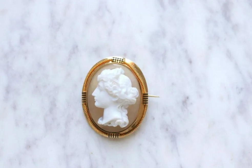 Broche ancienne en or jaune et camée agate