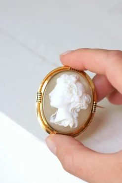 Broche ancienne en or jaune et camée agate