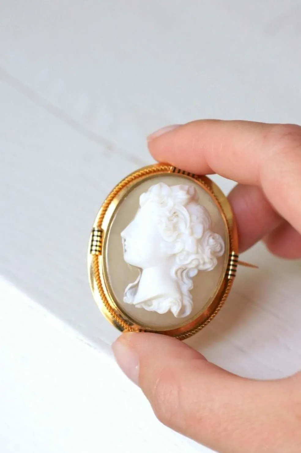 Broche ancienne en or jaune et camée agate