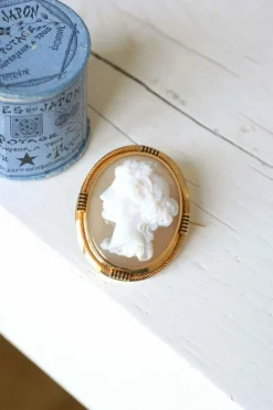 Broche ancienne en or jaune et camée agate