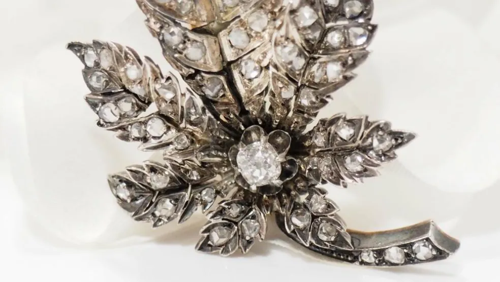 Broche Ancienne En Or Rose Et Argent Ornée De Diamants