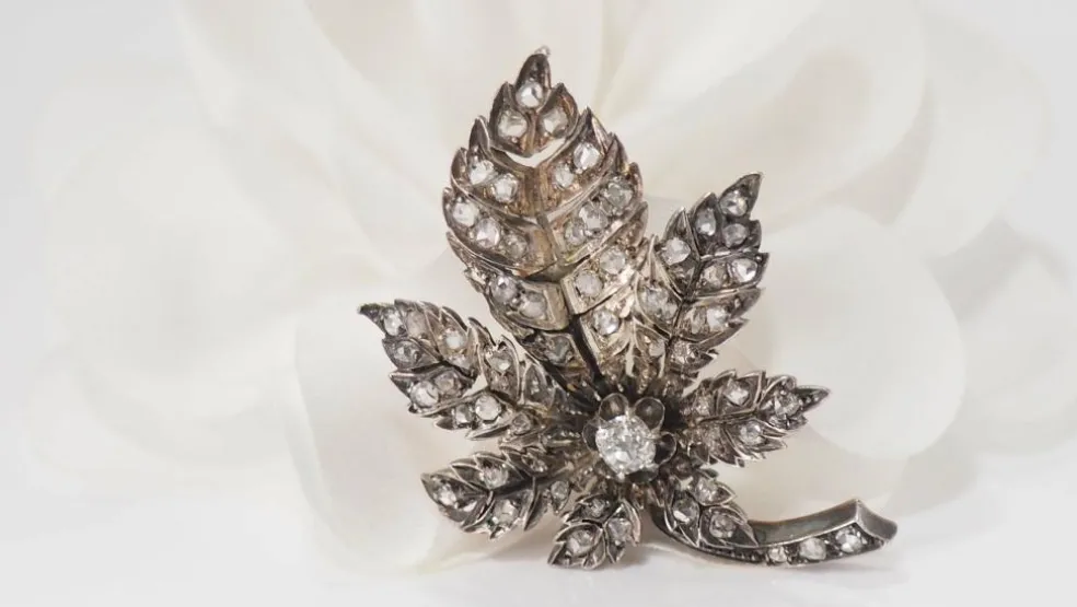 Broche Ancienne En Or Rose Et Argent Ornée De Diamants
