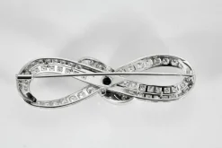 Broche ancienne imposante Infini platine, diamants, centre saphir.
