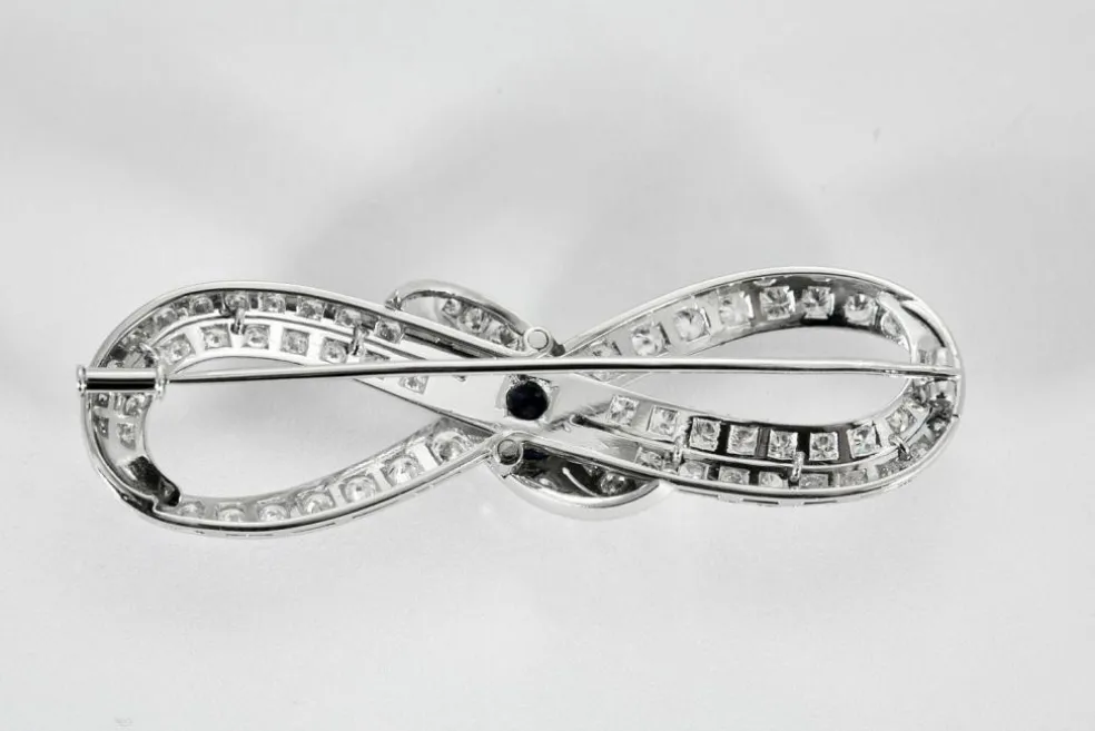 Broche ancienne imposante Infini platine, diamants, centre saphir.