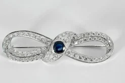Broche ancienne imposante Infini platine, diamants, centre saphir.