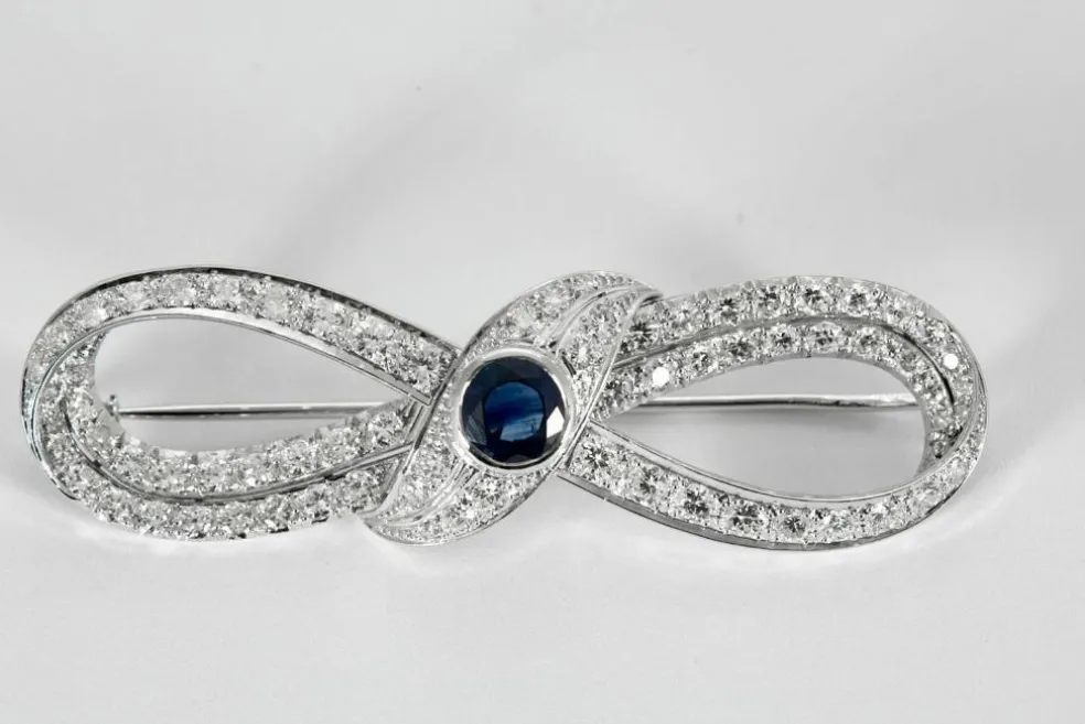 Broche ancienne imposante Infini platine, diamants, centre saphir.