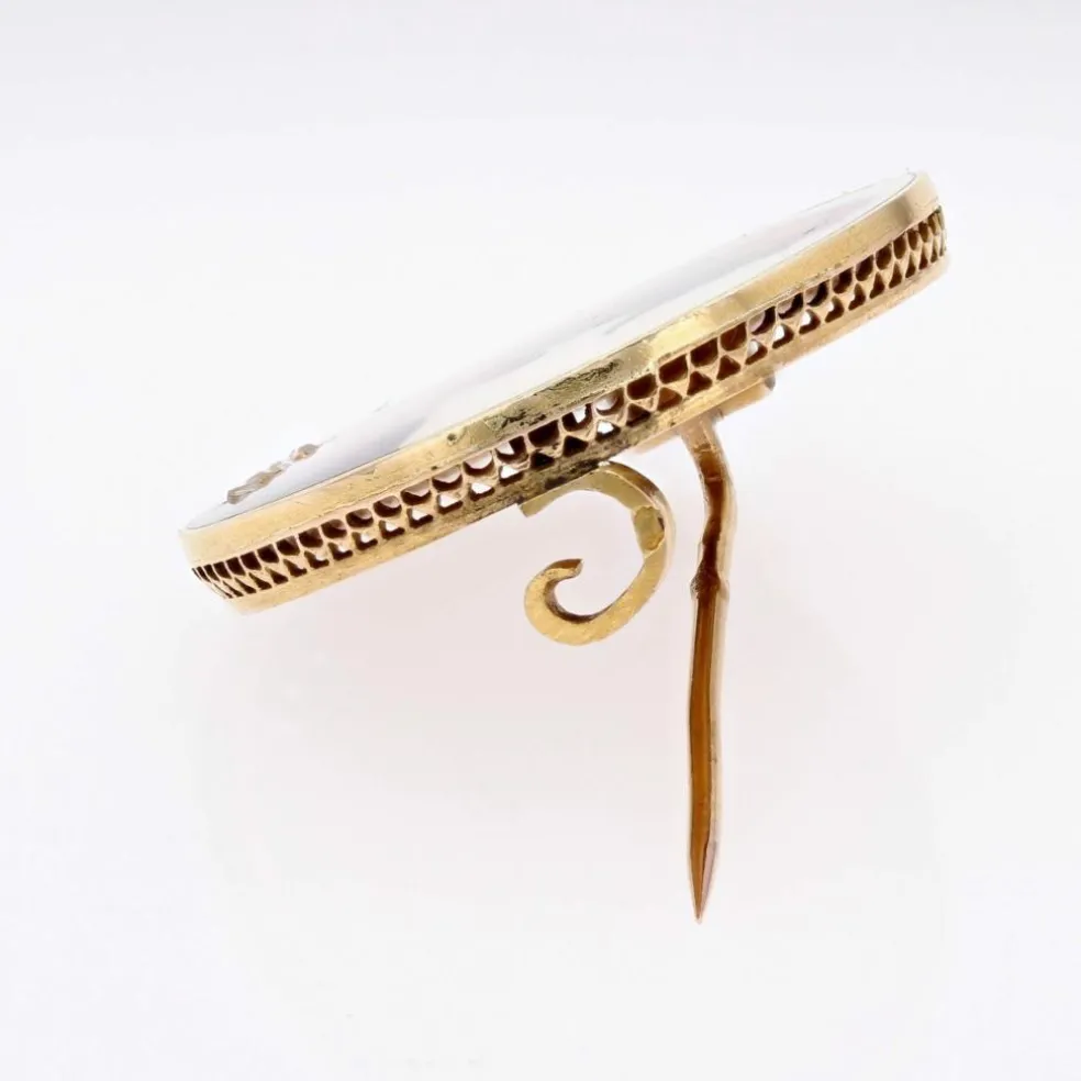 Broche ancienne émail habillé
