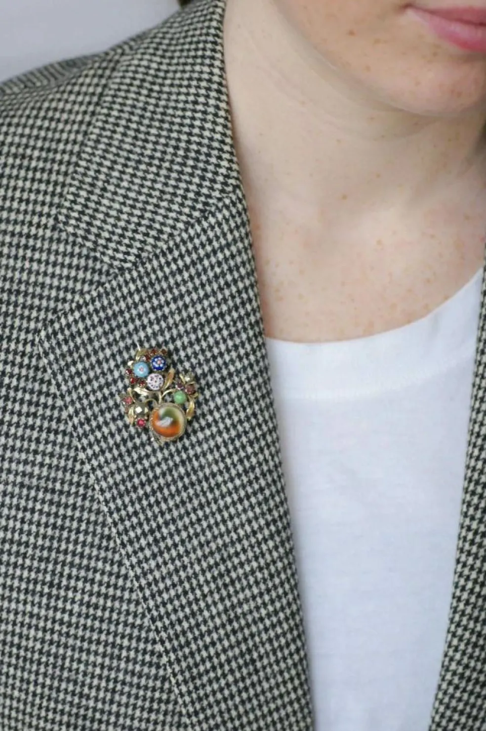 Broche ancienne operculum, grenat, et porcelaine