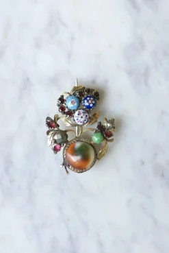 Broche ancienne operculum, grenat, et porcelaine