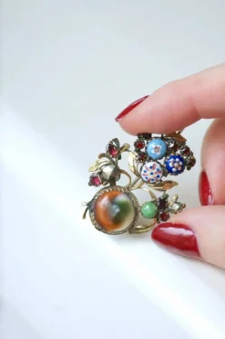 Broche ancienne operculum, grenat, et porcelaine