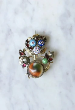 Broche ancienne operculum, grenat, et porcelaine