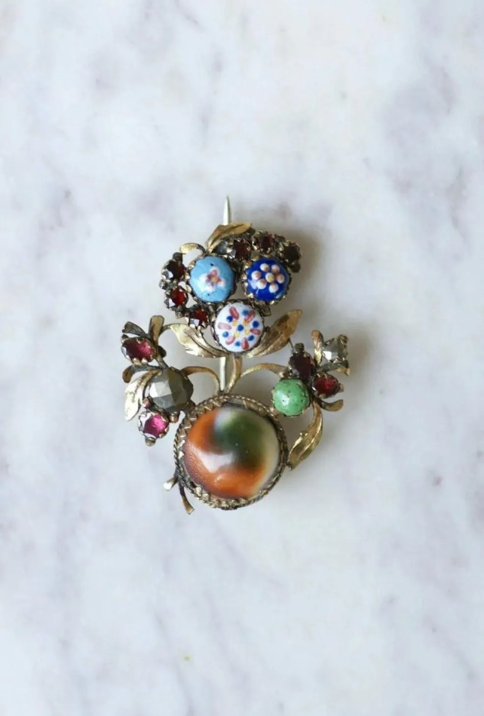 Broche ancienne operculum, grenat, et porcelaine