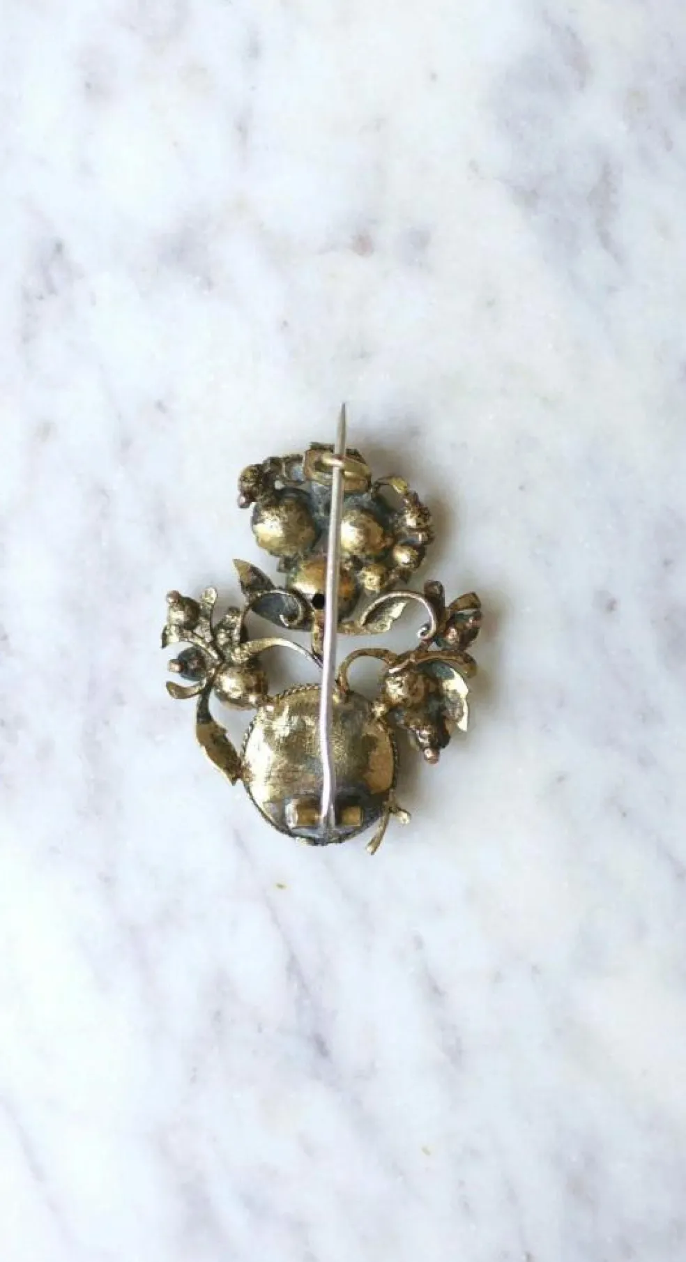 Broche ancienne operculum, grenat, et porcelaine