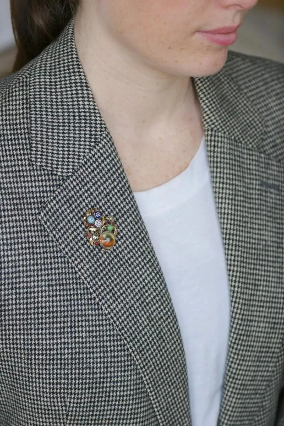 Broche ancienne operculum, grenat, et porcelaine