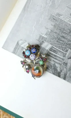 Broche ancienne operculum, grenat, et porcelaine