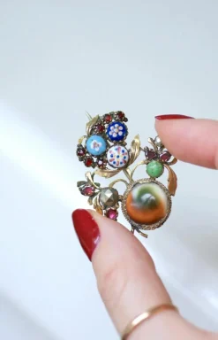 Broche ancienne operculum, grenat, et porcelaine