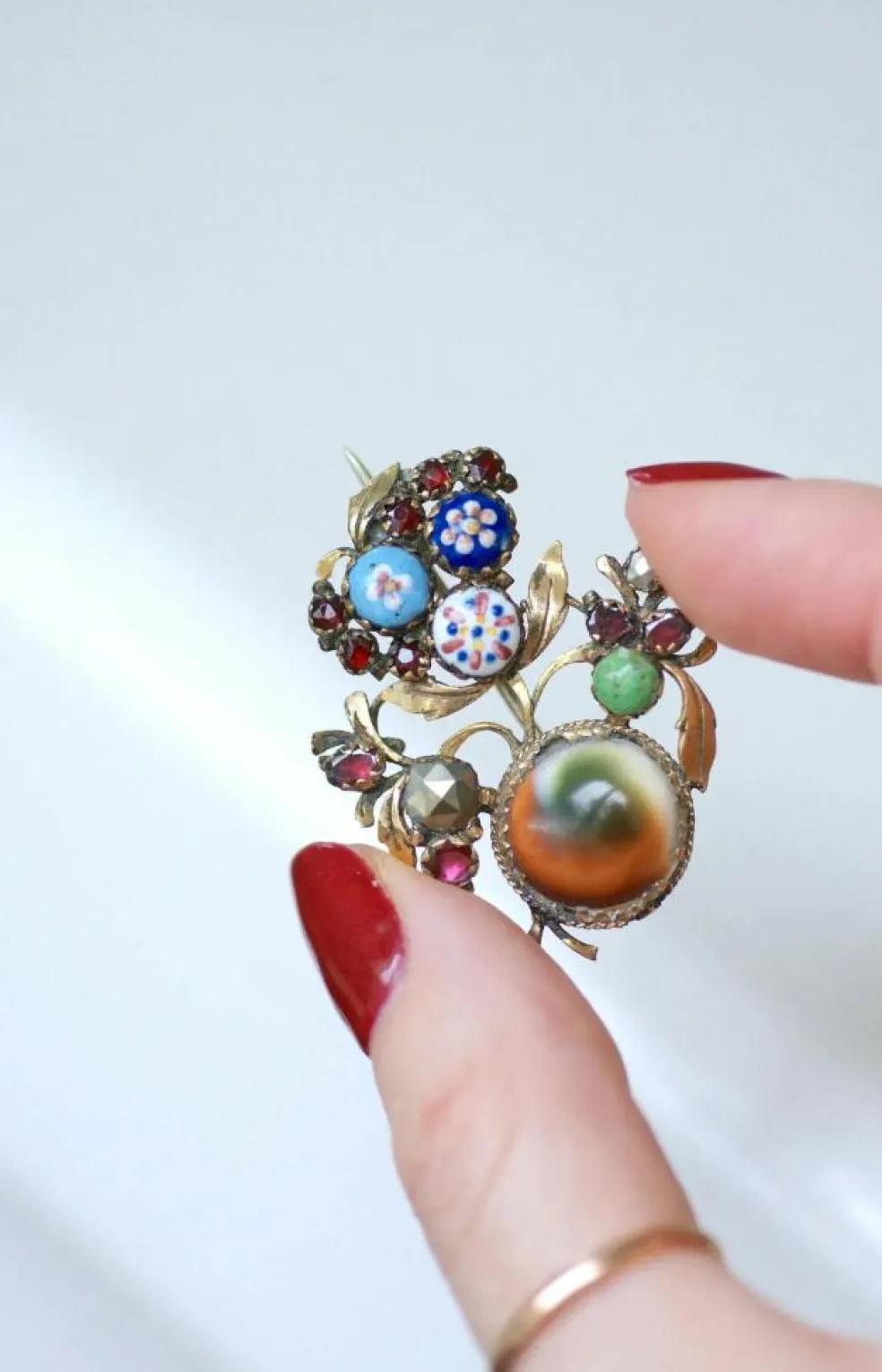 Broche ancienne operculum, grenat, et porcelaine