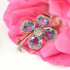 Broche ancienne trèfle spinelles et diamants