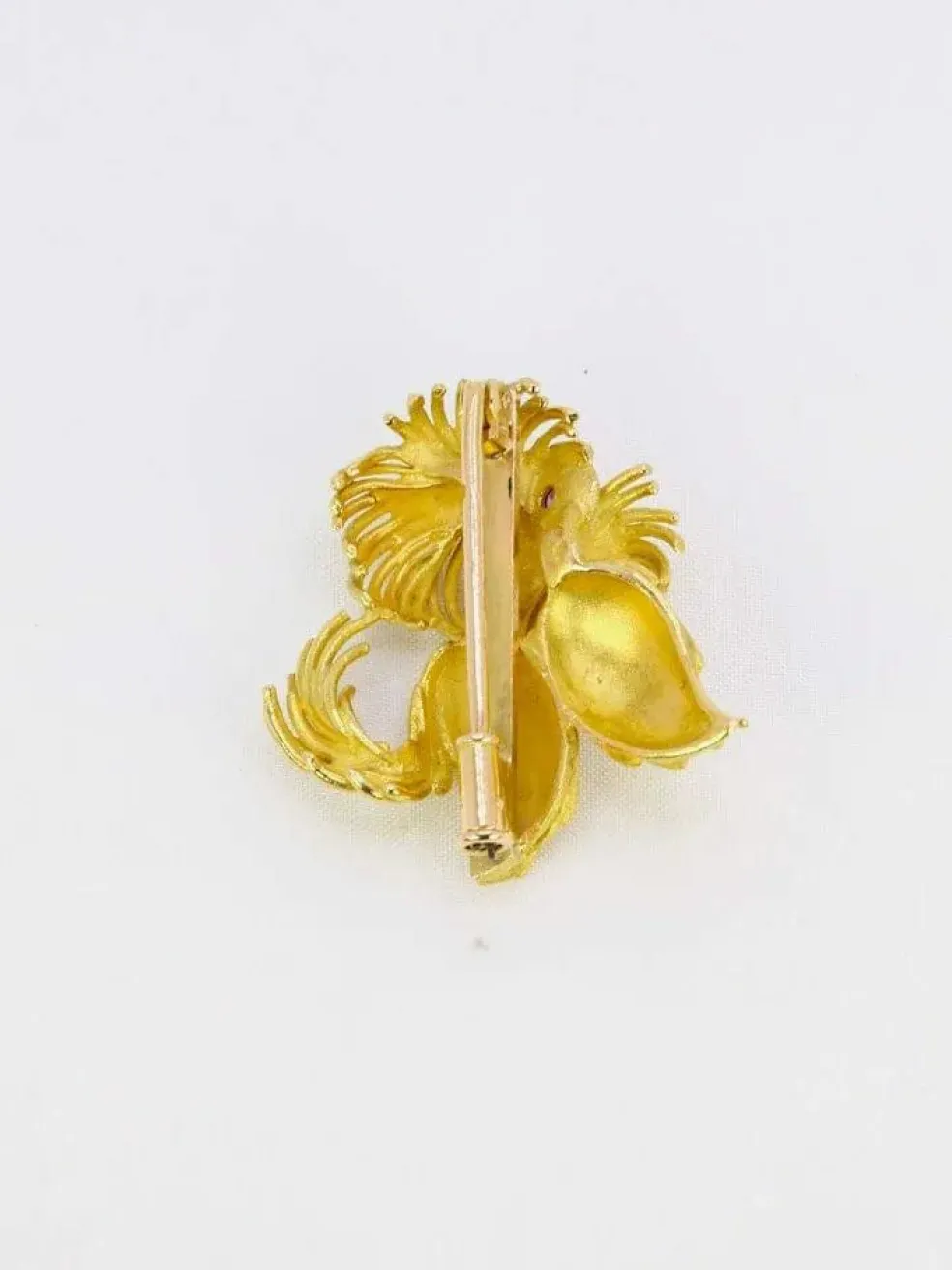 Broche animalière chien or jaune rubis