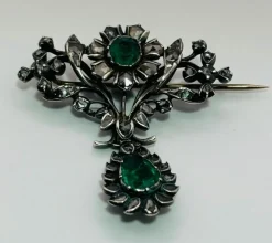 Broche antique avec émeraudes