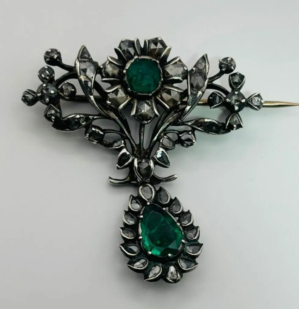 Broche antique avec émeraudes