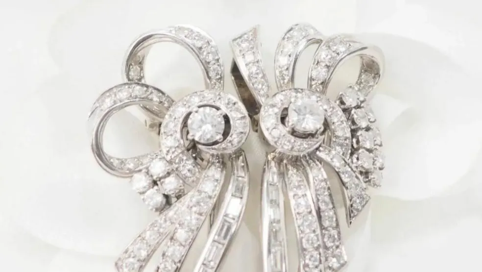 Broche Art déco double clips en or blanc et platine, diamants