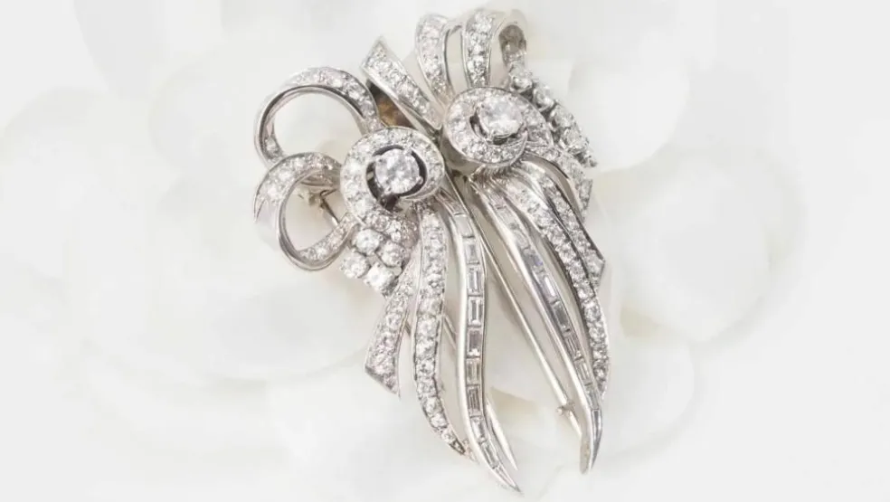Broche Art déco double clips en or blanc et platine, diamants