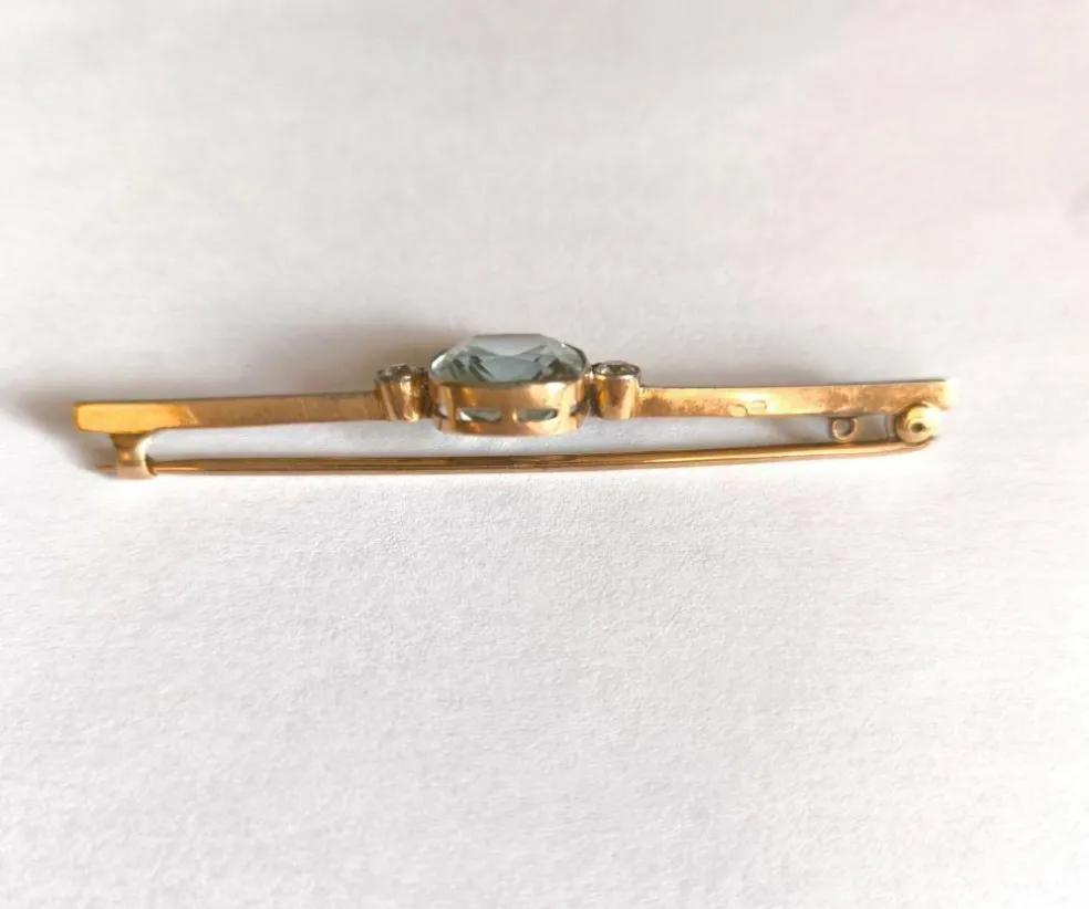 Broche Art Déco en or ornée d'une belle aigue marine et de diamants