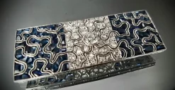 Broche Art Déco en platine sertie de saphirs et diamants