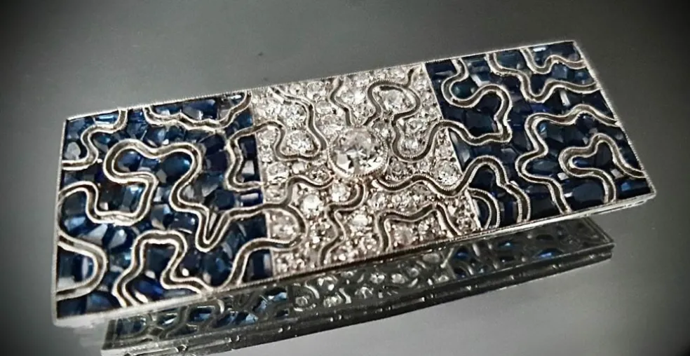 Broche Art Déco en platine sertie de saphirs et diamants