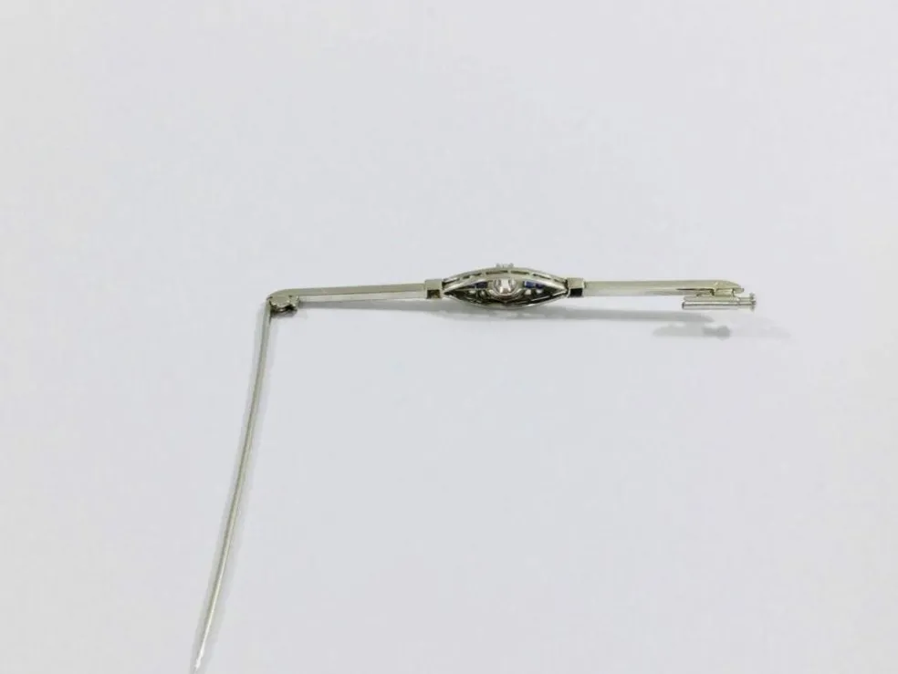 Broche Art Déco Or Blanc Diamants Saphirs