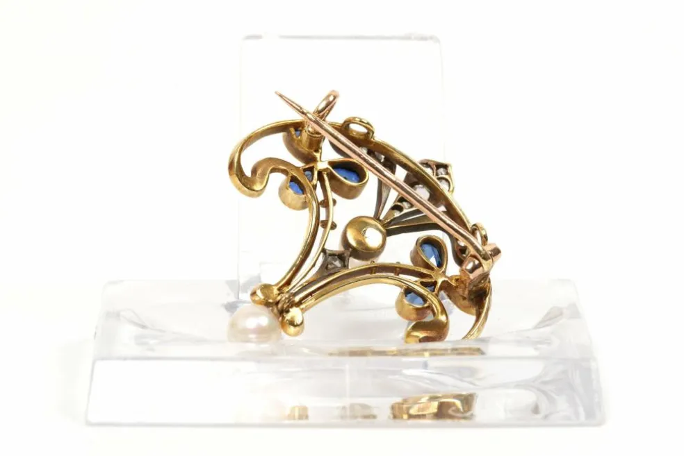 Broche Art Nouveau en or jaune, saphirs, diamants taille rose et perles