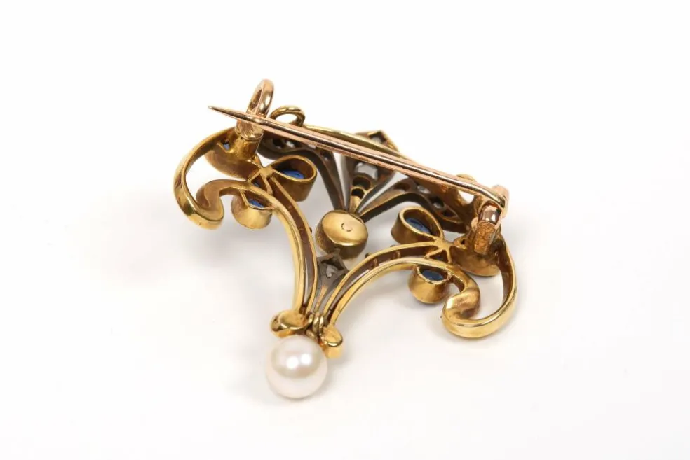 Broche Art Nouveau en or jaune, saphirs, diamants taille rose et perles