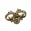 Broche au design vintage, or jaune, argent et diamants.
