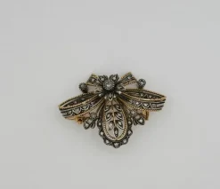 Broche au design vintage, or jaune, argent et diamants.