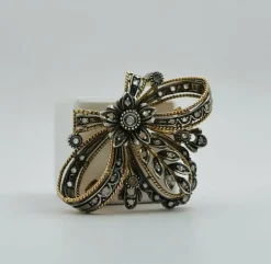 Broche au design vintage, or jaune, argent et diamants.