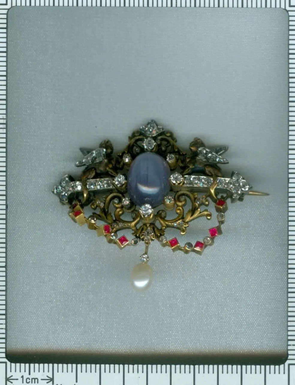 Broche avec deux sphinges diamant, saphir
