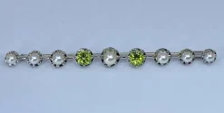 Broche barette en or 18 carats et platine en perles et peridots
