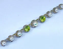 Broche barette en or 18 carats et platine en perles et peridots