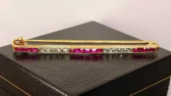Broche barette en or 18 carats, 15 rubis , 10 diamants