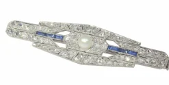 Broche barre de diamants Art Déco avec saphirs et une perle