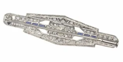 Broche barre de diamants Art Déco avec saphirs et une perle