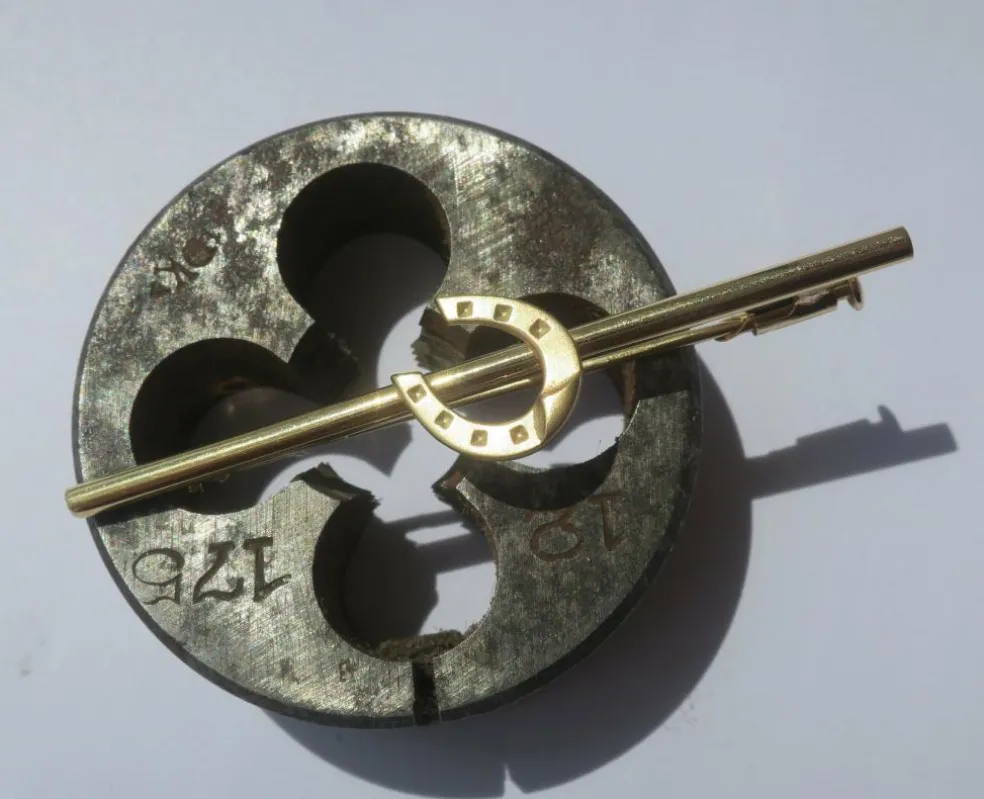 Broche barrette fer à cheval en or jaune