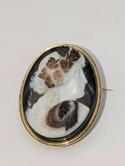 Broche Camée agate or jaune 18k