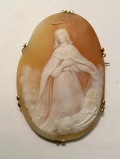 Broche camée en Or jaune