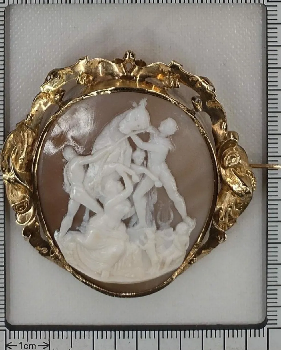 Broche camée Le Taureau Farnèse