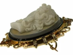 Broche camée, monture émaillée